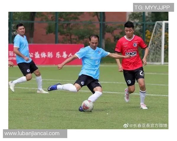 吉林卫视亚泰足球明星助力地方足球发展展现青春活力与团队精神